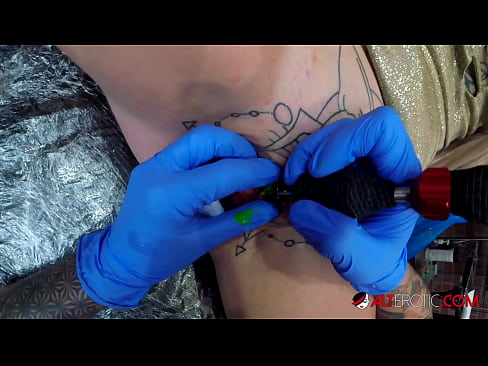 ❤️ Uiters getatoeëerde hottie Sully Savage het 'n tatoeëermerk op haar klitoris gekry ❌ Porno by ons af.hentaiser.ru ☑